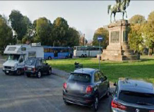 維托裡奧•埃馬努埃萊二世騎馬紀念碑旁